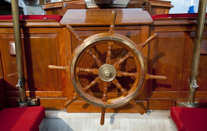 Sailing yacht Oriander -  Wheel